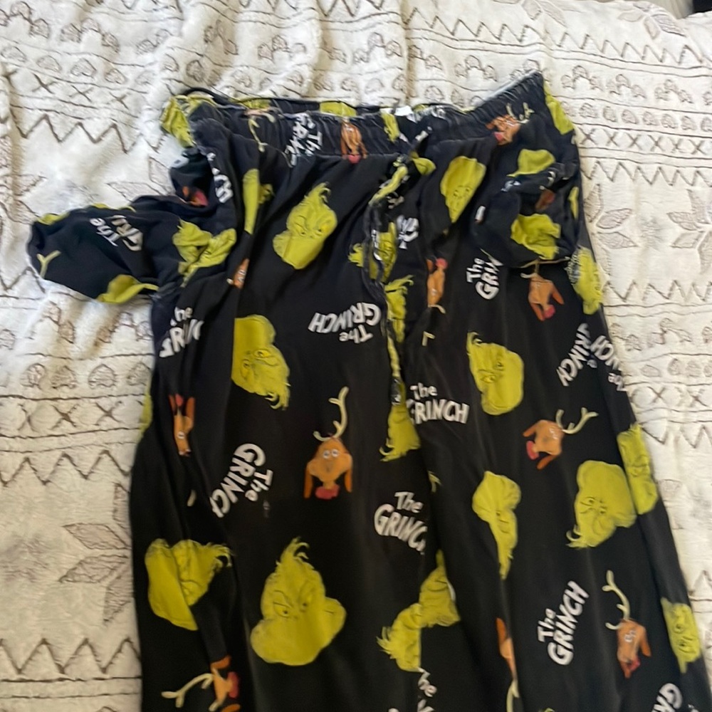 Simple and very comfortable grinch pajama bottoms